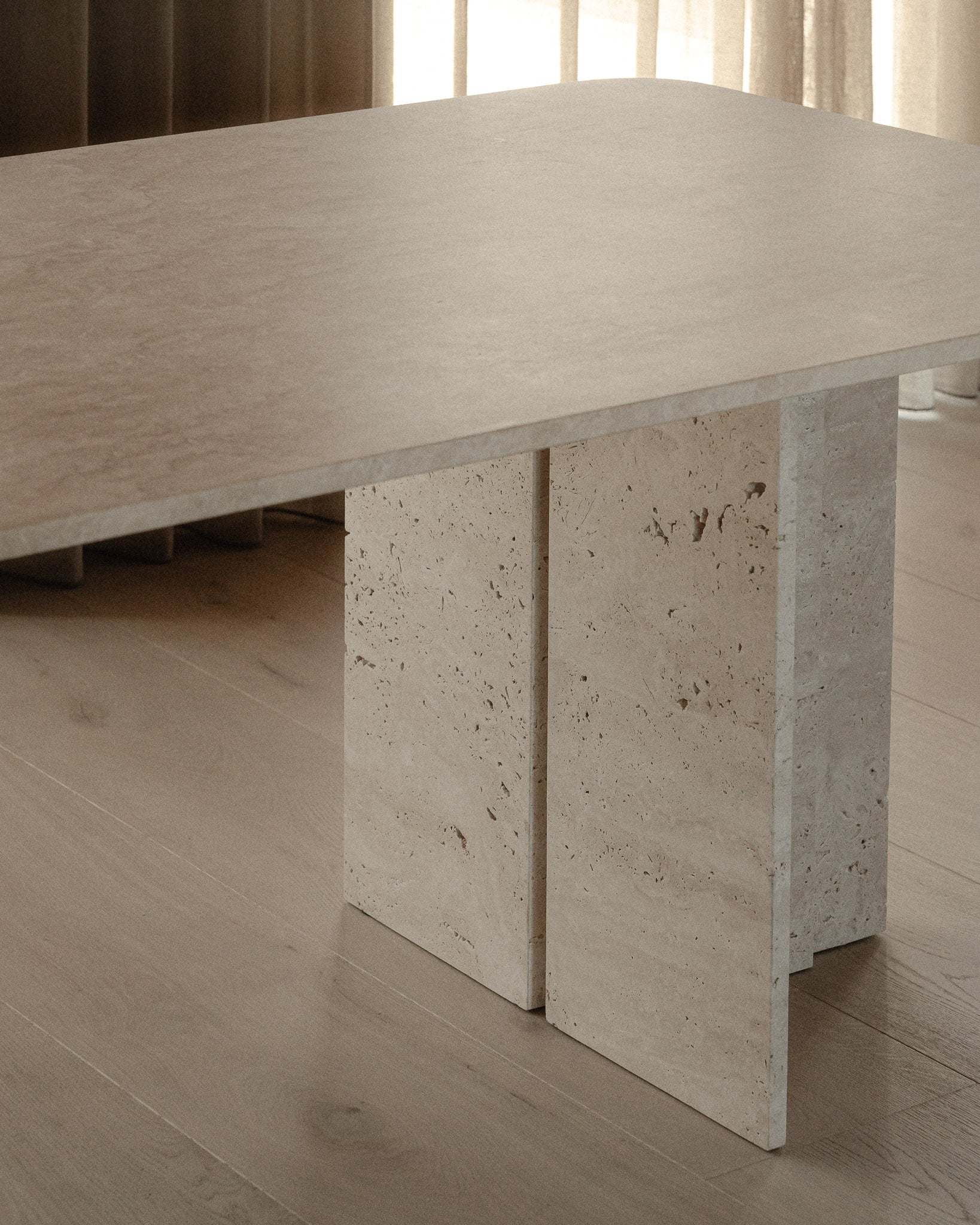 Fjer | Travertin | Spisebord