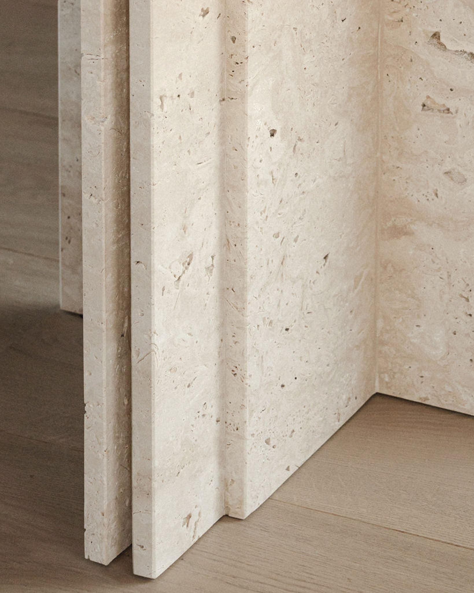 Fjer | Travertin | Spisebord