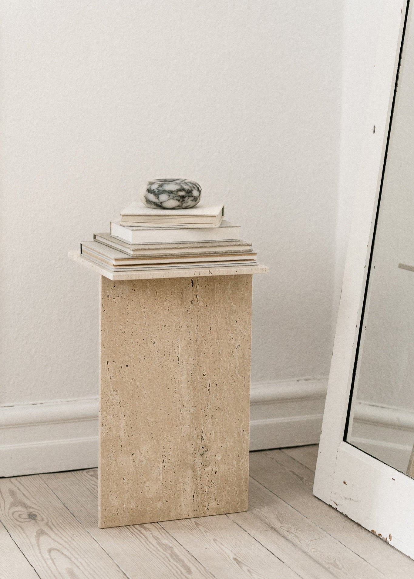 Cosmos | Calacatta Violetta | Small | Objekt