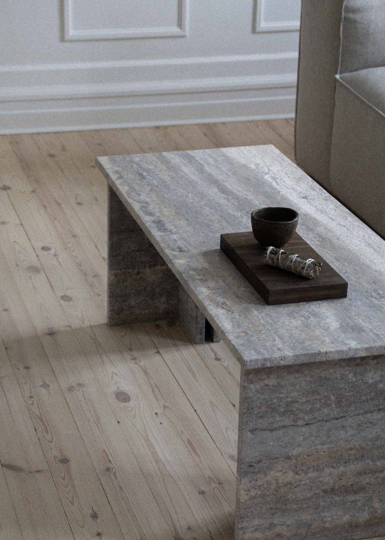 Fjer | Travertin Silver | Bænk