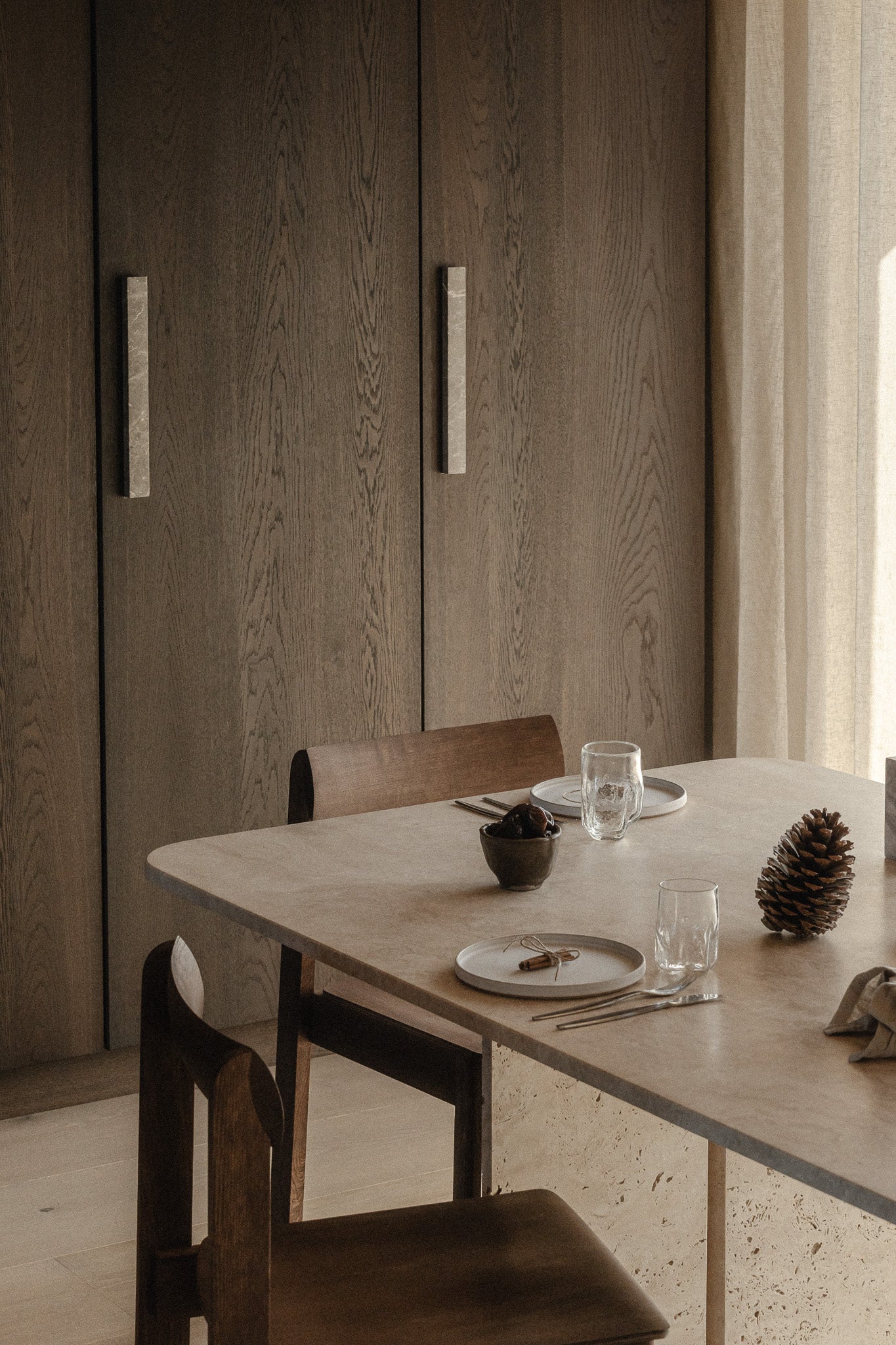 Fjer | Travertin | Spisebord