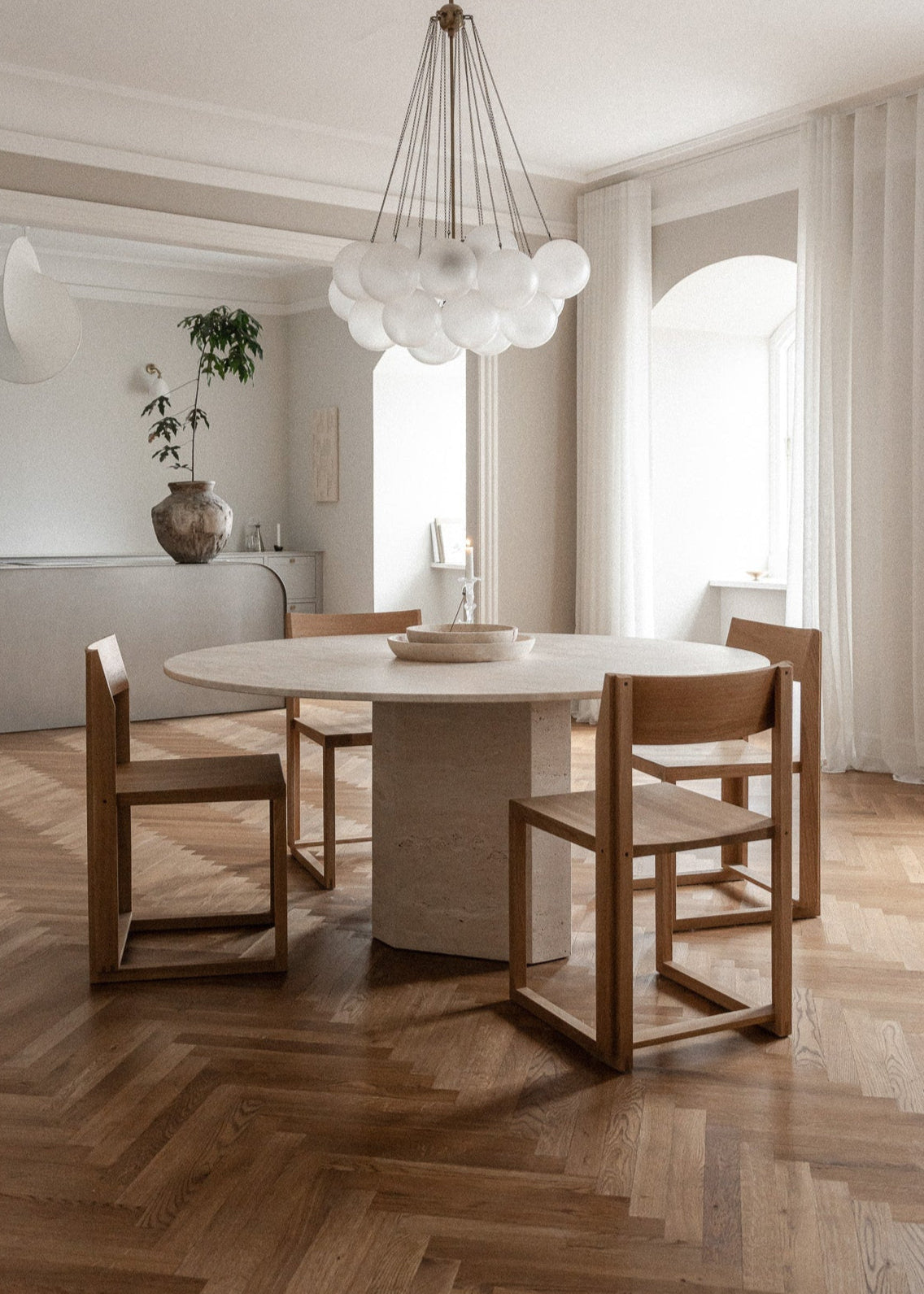 Lago | Travertine | Dining table